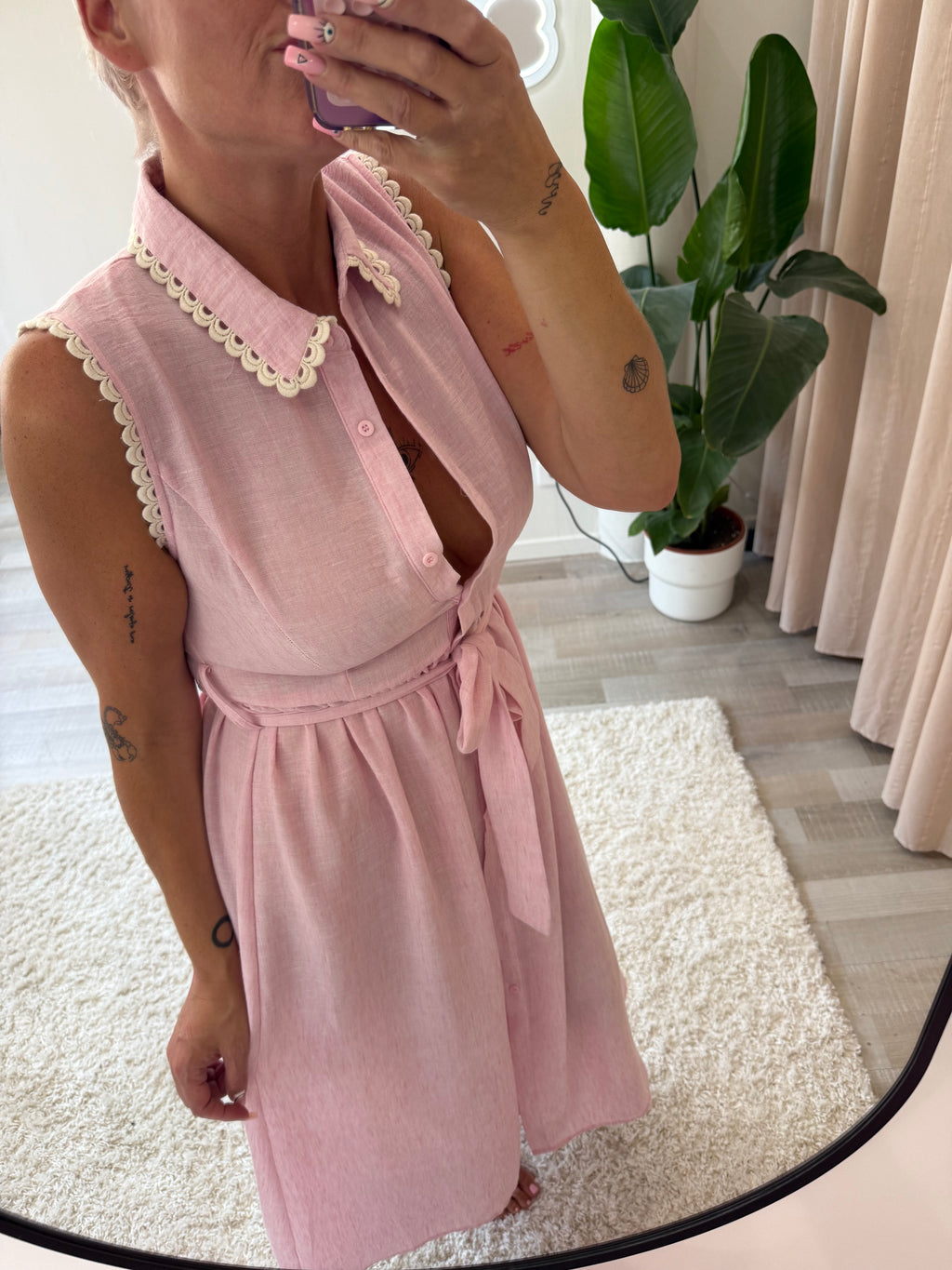 Robe rose col dentelle
